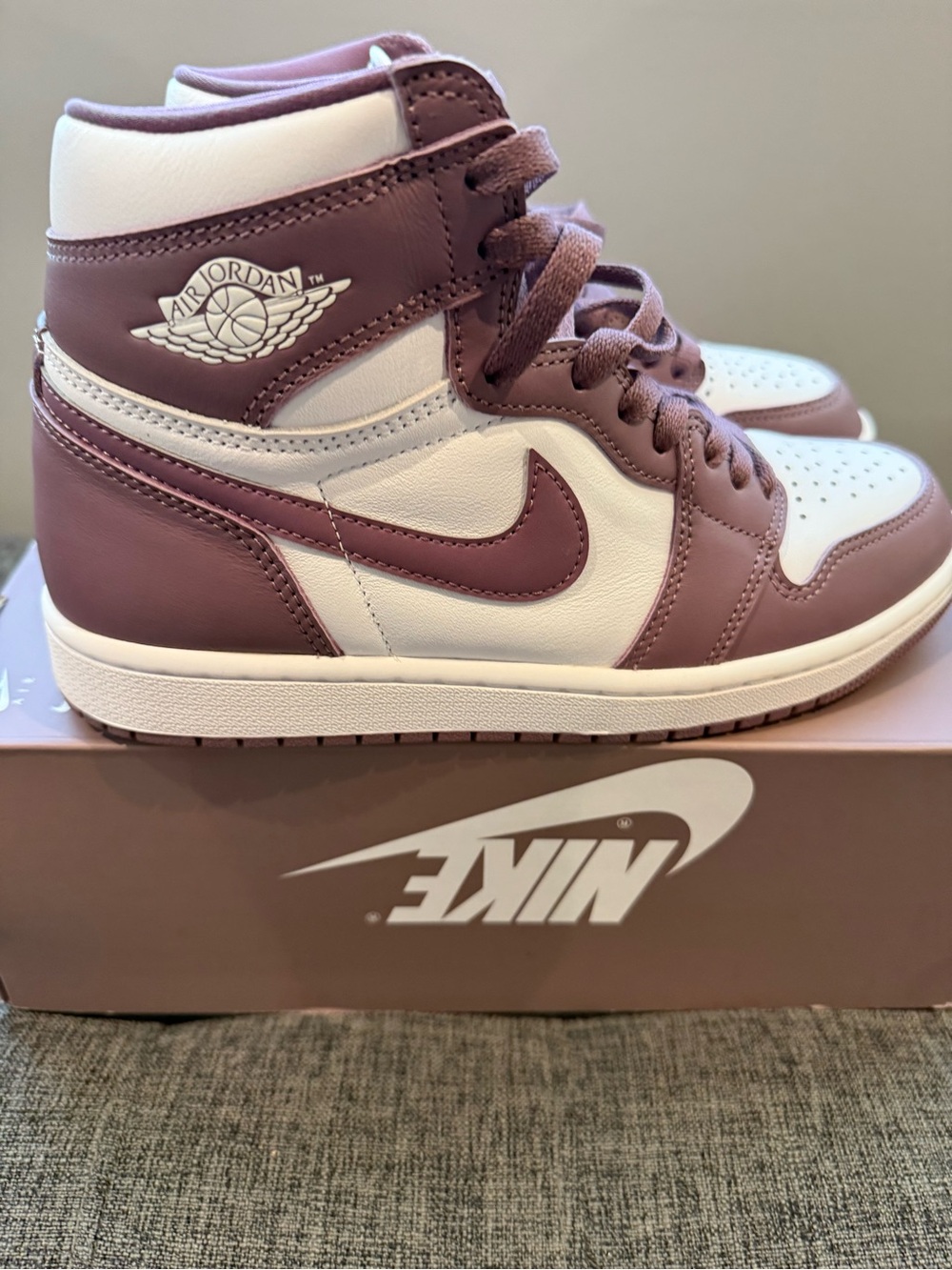 Unisex Nike Jordan Mid Sneakers in Mauve and White - Picture 3 of 6
